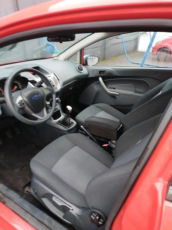 Gebraucht Ford Fiesta 60 PS (44 kW) 2014 Rot Kleinwagen