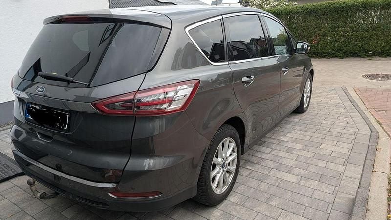Gebraucht Ford S-MAX Titanium 150 PS (110 kW) 2017 Grau Van / Kleinbus