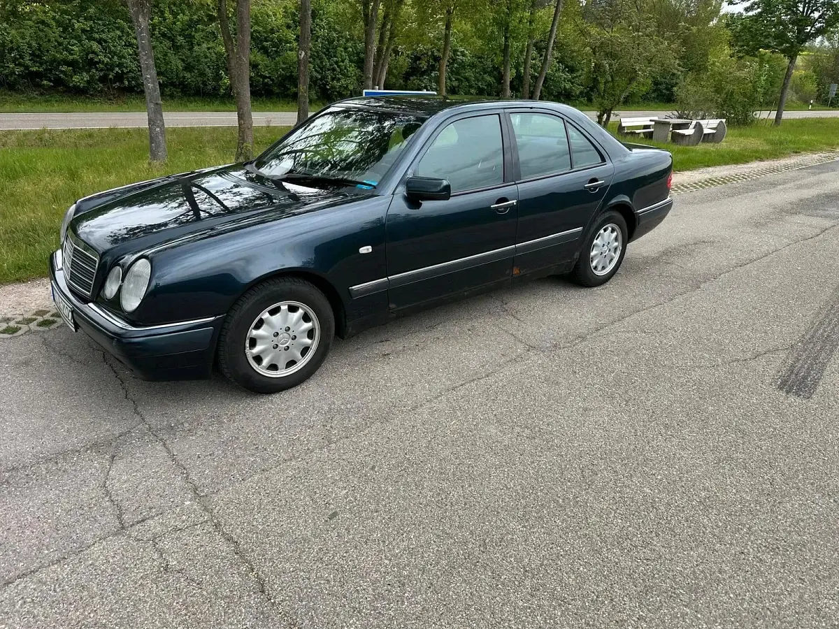 Gebraucht Mercedes E200 136 PS (100 kW) 1998 Blau Limousine