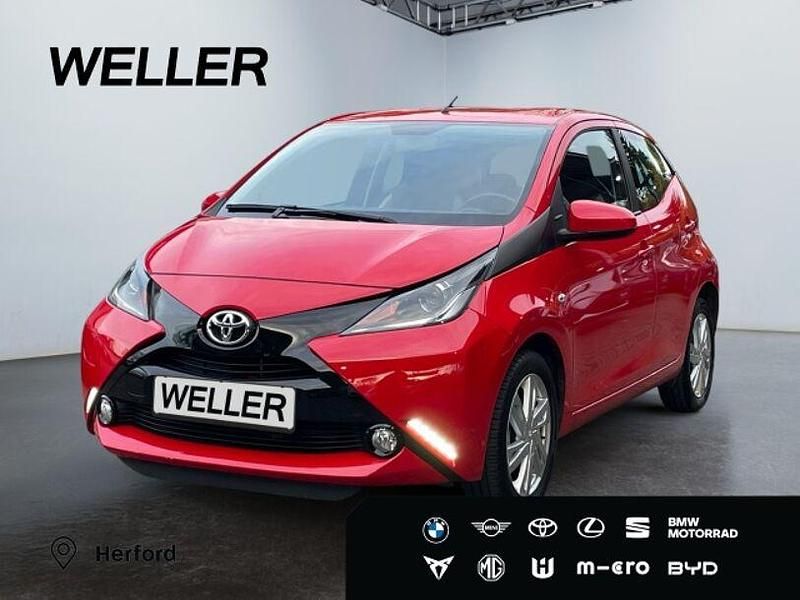 Rot Gebraucht 2016 Toyota Aygo X-play Kleinwagen | 8.980 € (Fairer Preis) - Bild 1/3