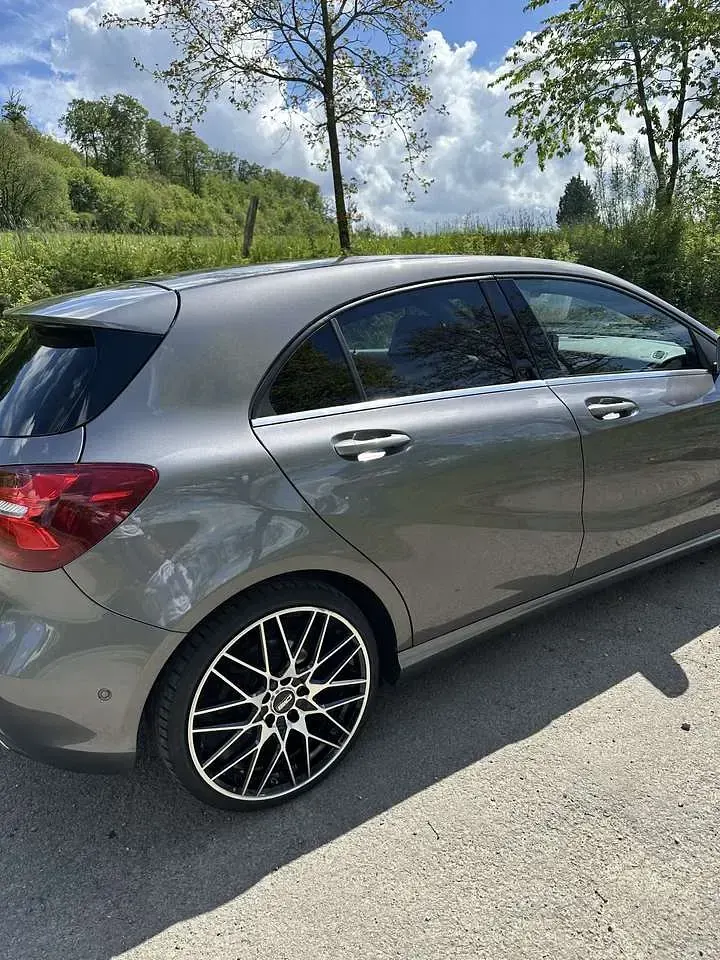 Gebraucht Mercedes A180 Urban 122 PS (89 kW) 2017 Grau Limousine