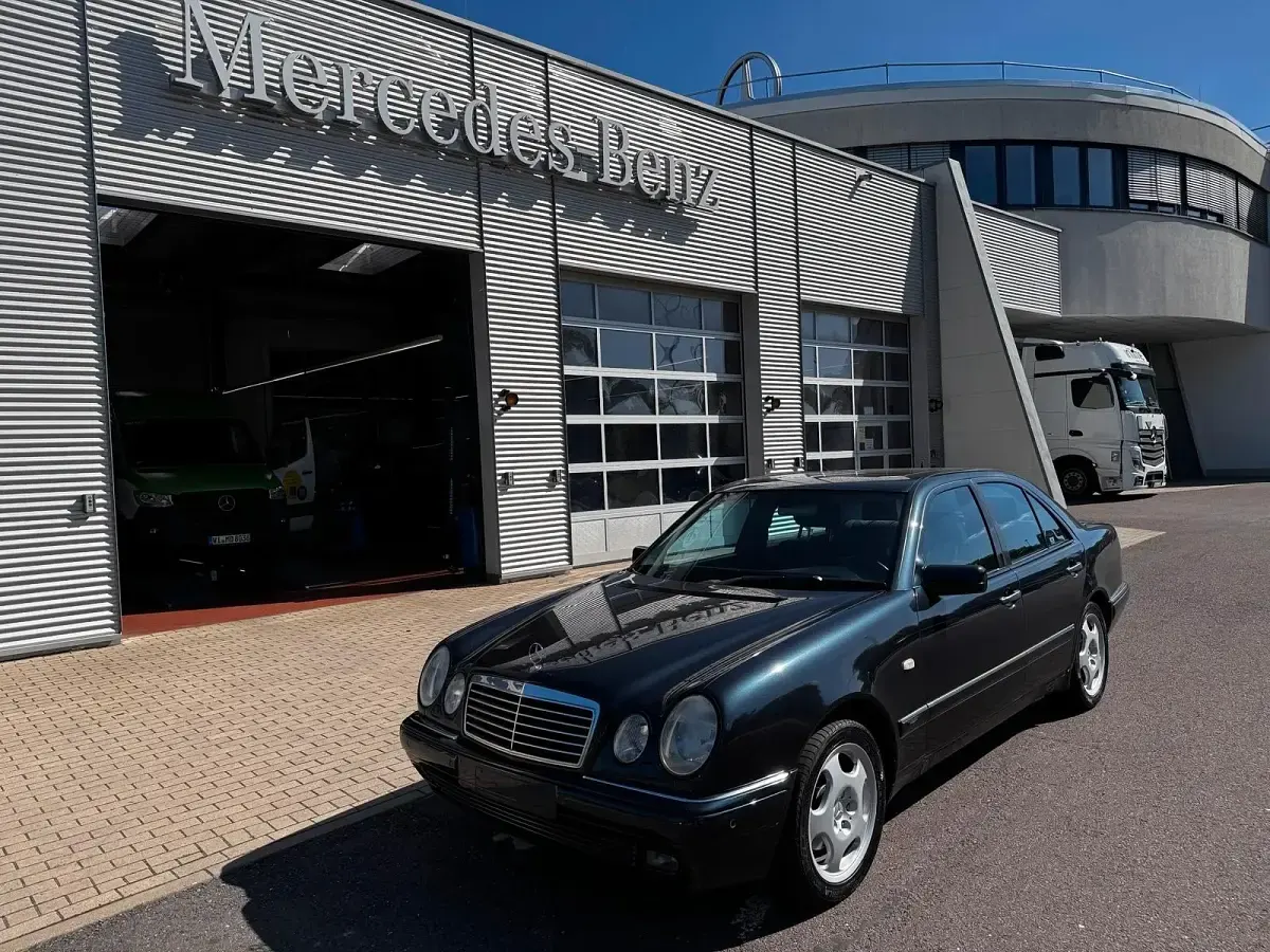 Gebraucht Mercedes E320 Avantgarde 224 PS (164 kW) 1998 Blau Limousine