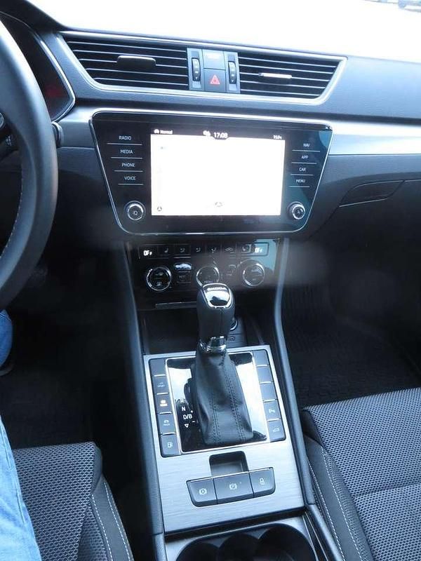 Gebraucht Skoda Superb Style 156 PS (114 kW) 2024 Graphitegraumetallic (metallic) Kombi