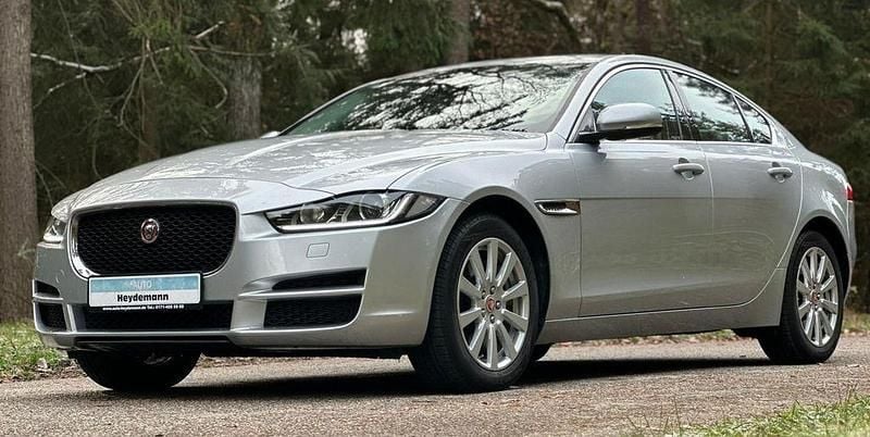 Silber Gebraucht 2016 Jaguar XE Portfolio Limousine | 7.990 € - Bild 1/4