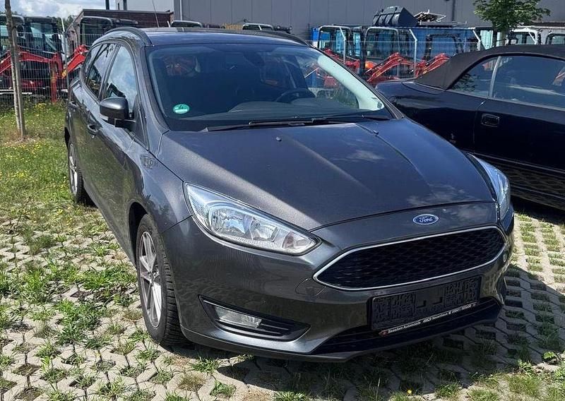 Gebraucht Ford Focus Business Edition 101 PS (74 kW) 2015 Grau Limousine