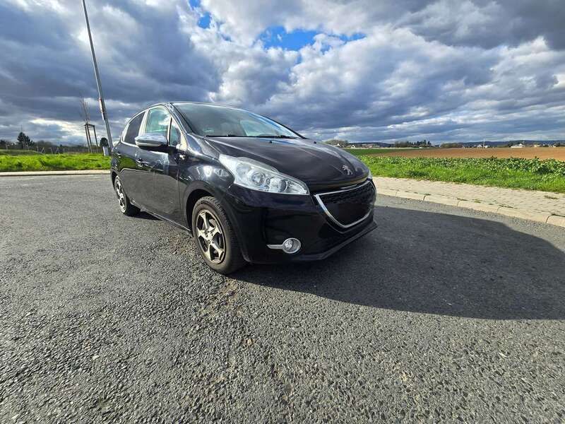 Lackierung schwarz perla Gebraucht 2016 Peugeot 208 Style Kleinwagen | 7.200 € (Fairer Preis) - Bild 1/4