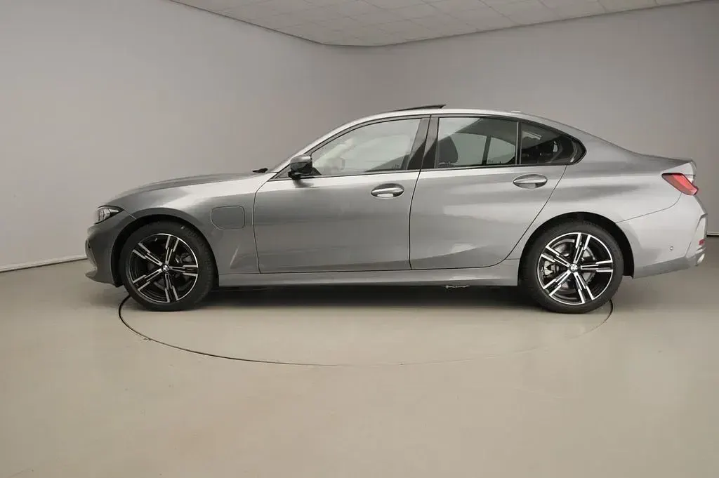 Gebraucht BMW 330e Sport Line 292 PS (214 kW) 2025 Blau Limousine