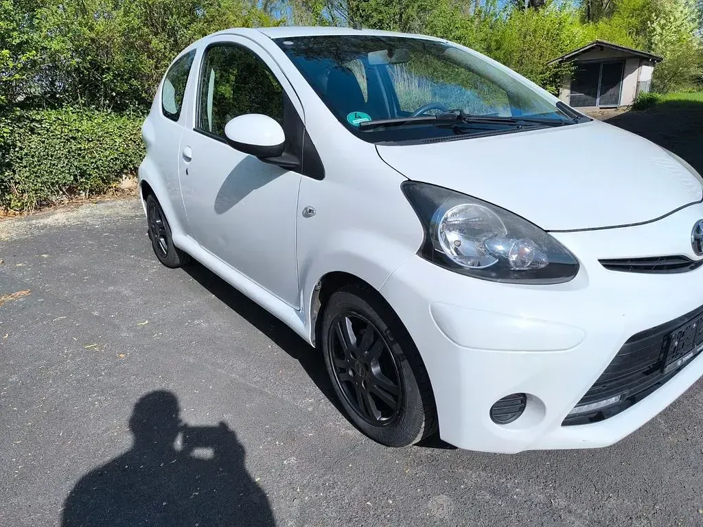 Używany Toyota Aygo 68 KM (50 kW) 2012 Biały Hatchback