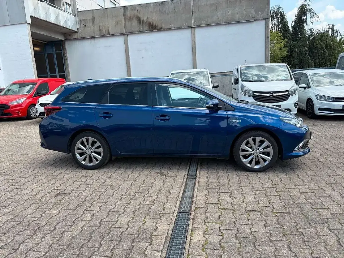 Gebraucht Toyota Auris Hybrid Executive 99 PS (72 kW) 2017 Dark blue Kombi