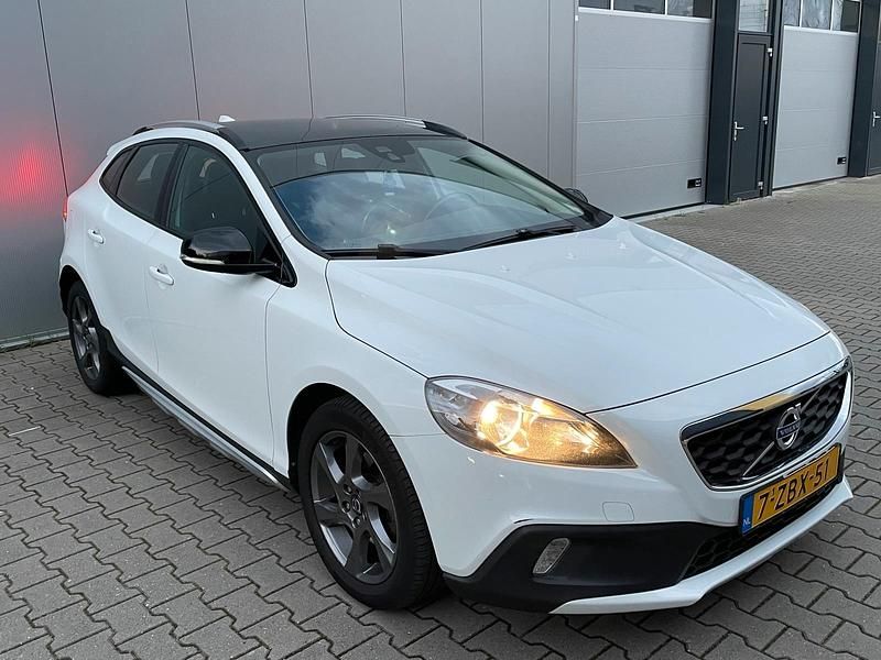 Weiß Gebraucht 2015 Volvo V40 CC Kombi | 11.950 € (Fairer Preis) - Bild 1/4