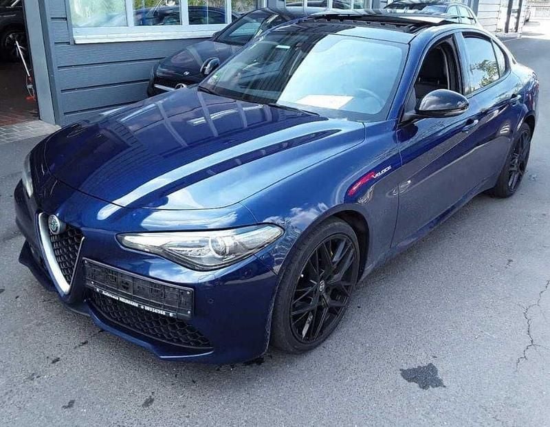 Blau Gebraucht 2017 Alfa Romeo Giulia Veloce Limousine | 17.900 € (Guter Preis) - Bild 1/4