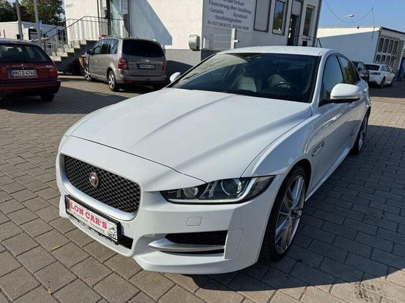 Weiß Gebraucht 2015 Jaguar XE R-Sport Limousine | 20.990 € - Bild 1/4