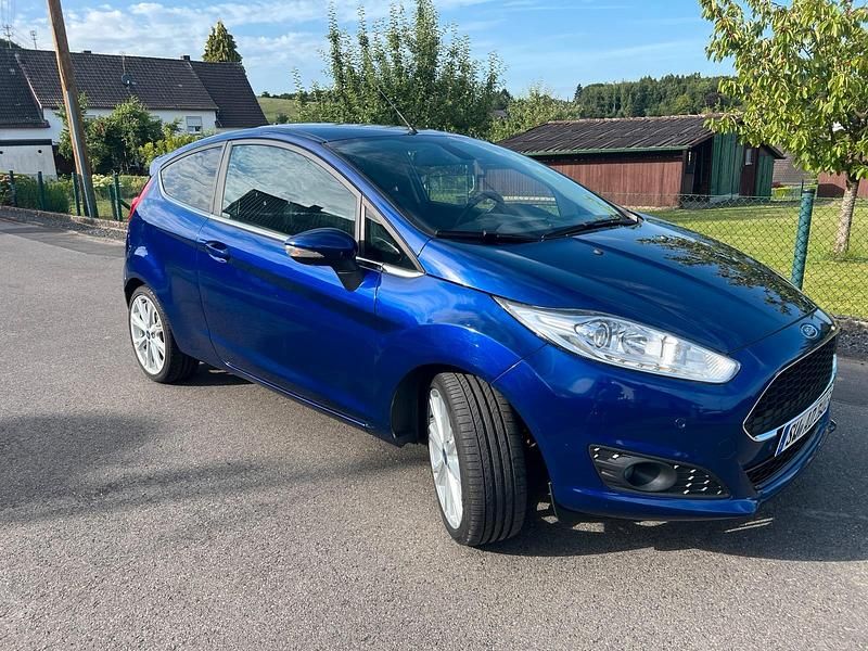 Blau Gebraucht 2014 Ford Fiesta Titanium Kleinwagen | 5.199 € (Fairer Preis) - Bild 1/4