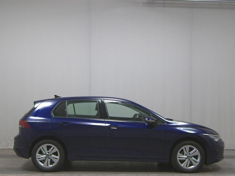 Blau Gebraucht 2022 VW Golf VIII Life Limousine | 14.980 € (Guter Preis) - Bild 1/4