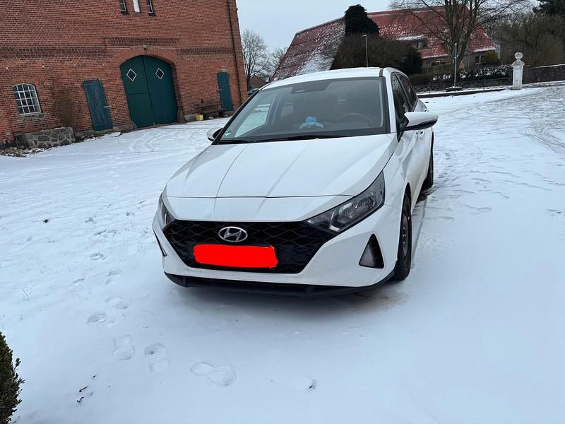 Weiß Gebraucht 2022 Hyundai i20 Limousine | 15.500 € (Fairer Preis) - Bild 1/4