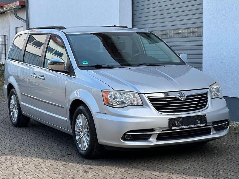 Silber Gebraucht 2012 Lancia Voyager Gold Van / Kleinbus | 11.990 € (Guter Preis) - Bild 1/4