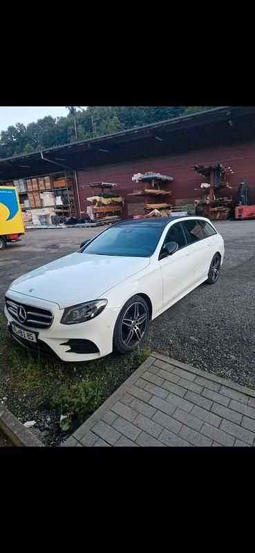 Weiß Gebraucht 2018 Mercedes E200 AMG line Kombi | 20.800 € (Guter Preis) - Bild 1/4