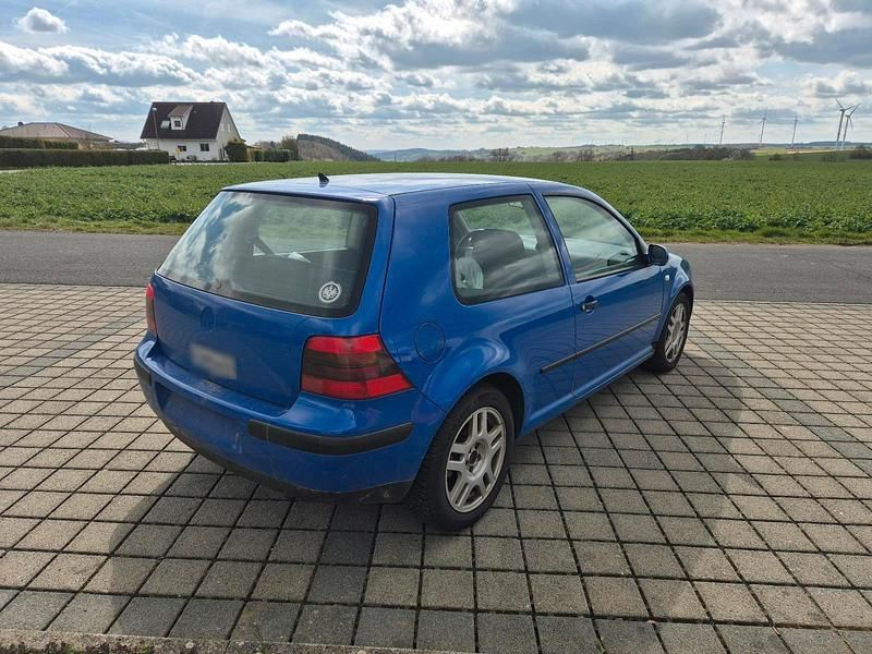Gebraucht VW Golf IV 75 PS (55 kW) 1998 Blau Kleinwagen