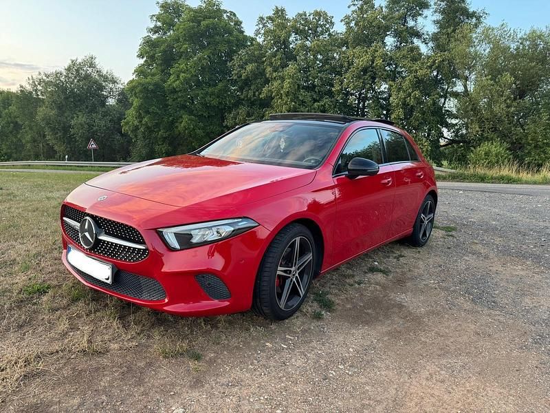 Rot Gebraucht 2018 Mercedes A200 Kleinwagen | 19.200 € - Bild 1/4