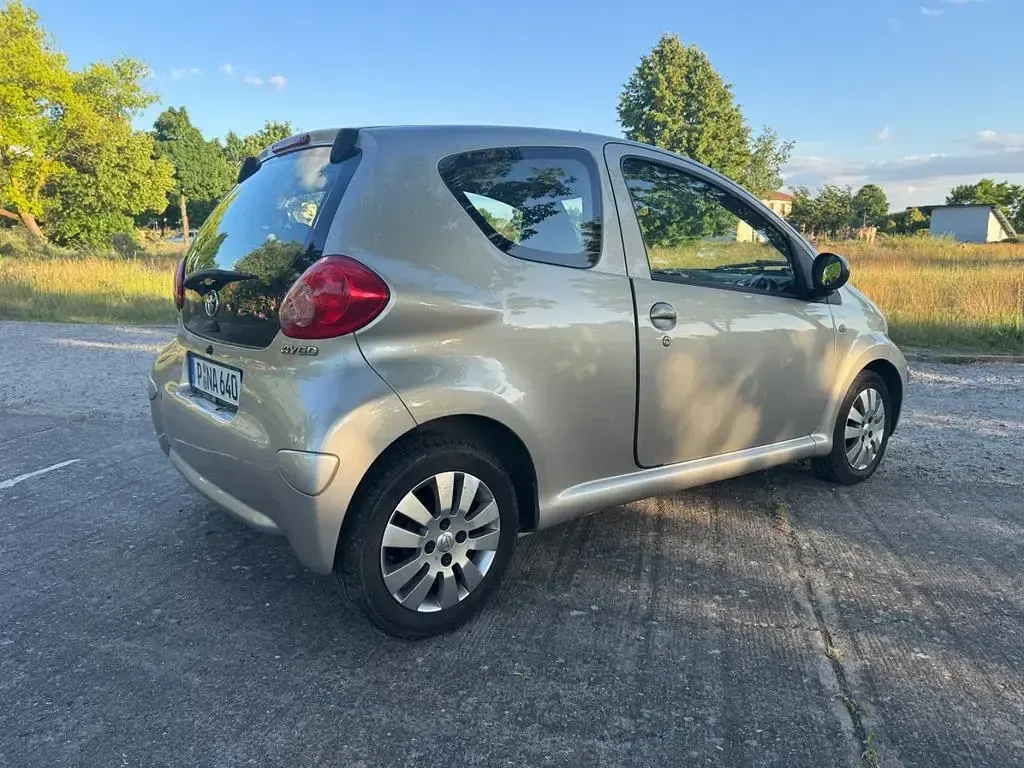 Gebraucht Toyota Aygo 68 PS (50 kW) 2007 Silber Kleinwagen