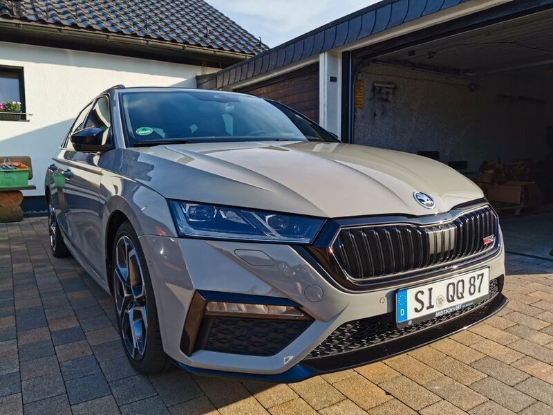 Grau Gebraucht 2021 Skoda Octavia RS Kombi | 30.199 € (Fairer Preis) - Bild 1/4