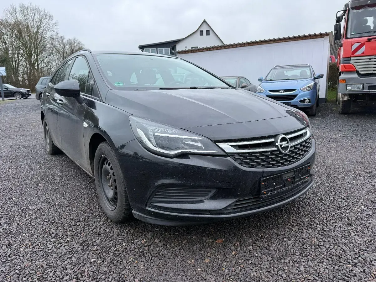 Usado Opel Astra 105 CV (77 kW) 2017 Negro Berlina