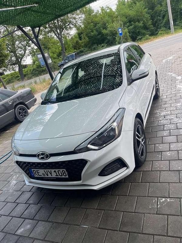 Weiß Gebraucht 2019 Hyundai i20 Active Limousine | 11.500 € (Fairer Preis) - Bild 1/4