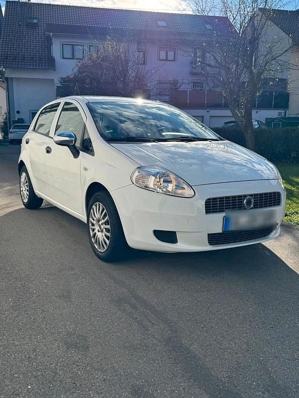 Weiß Gebraucht 2009 Fiat Punto Limousine | 1.800 € (Fairer Preis) - Bild 1/4