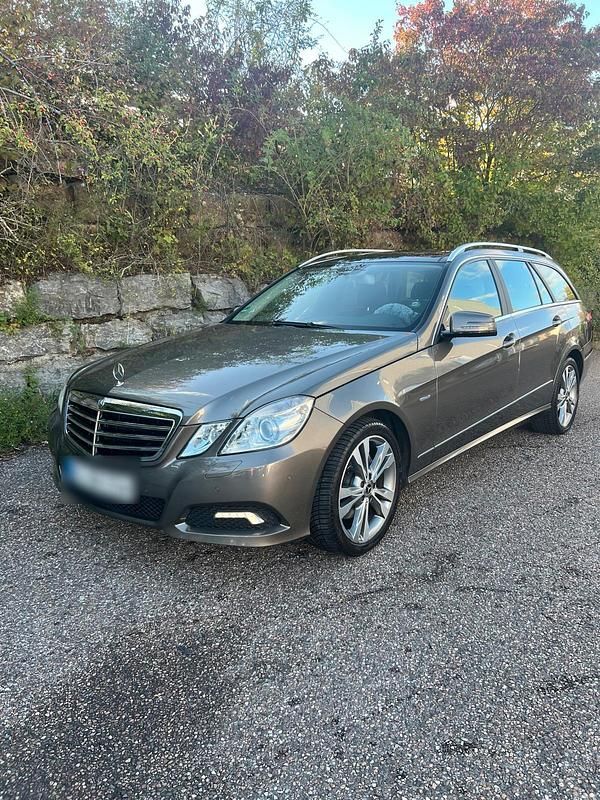 Braun Gebraucht 2010 Mercedes E250 Kombi | 13.200 € (Teuer) - Bild 1/4