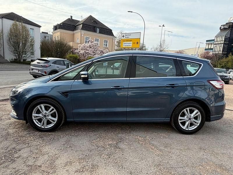 Gebraucht Ford S-MAX Titanium 190 PS (139 kW) 2020 Chromablau metallic Van / Kleinbus