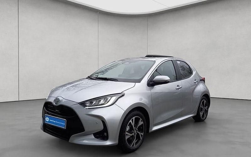 Grau Neu 2025 Toyota Yaris Hybrid Limousine | 25.990 € (Fairer Preis) - Bild 1/4