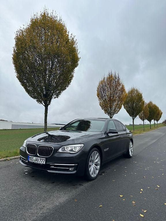 Schwarz Gebraucht 2014 BMW 740 Sport Line Limousine | 19.950 € (Fairer Preis) - Bild 1/4