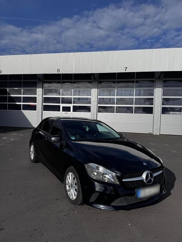 Gebraucht Mercedes A180 109 PS (80 kW) 2016 Schwarz Limousine