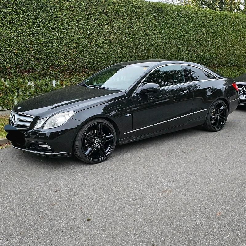 Schwarz Gebraucht 2009 Mercedes E250 Coupé | 11.595 € (Etwas zu teuer) - Bild 1/4