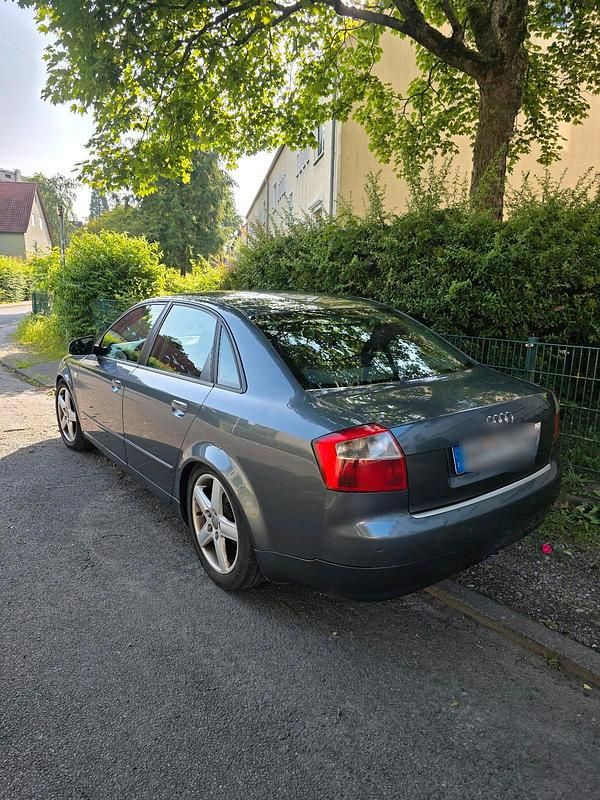 Grau Gebraucht 2004 Audi A4 Limousine | 1.100 € (Superpreis) - Bild 1/4