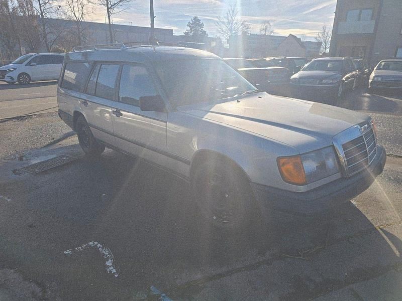 Gebraucht Mercedes E230 1986 Grau Kombi