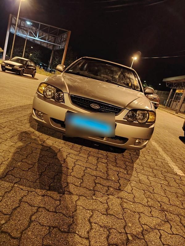 Gebraucht Kia Shuma 111 PS (81 kW) 2003 Silber Kleinwagen