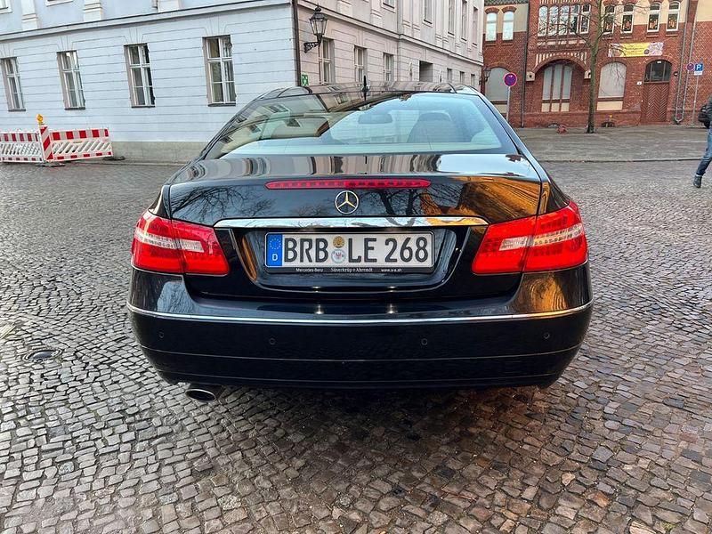 Gebraucht Mercedes E250 Elegance 204 PS (150 kW) 2011 Schwarz Coupé
