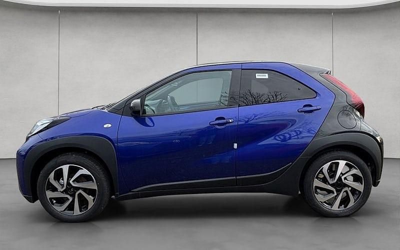 Neu Toyota Aygo X Play 72 PS (52 kW) 2025 Juniper blue metallic/dach mys SUV