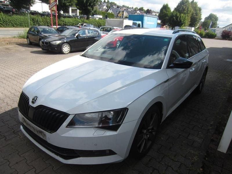 Weiß Gebraucht 2018 Skoda Superb SportLine Kombi | 7.950 € (Superpreis) - Bild 1/4