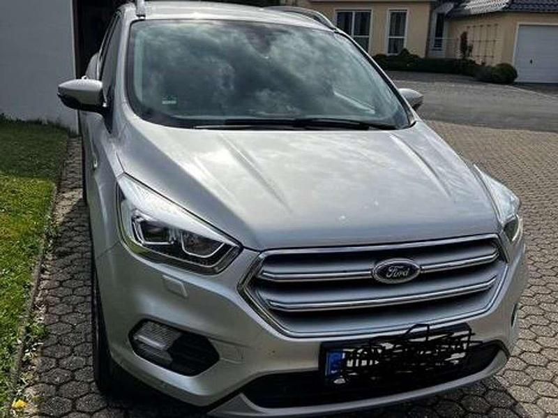 Silber Gebraucht 2019 Ford Kuga Titanium SUV | 18.300 € (Teuer) - Bild 1/4