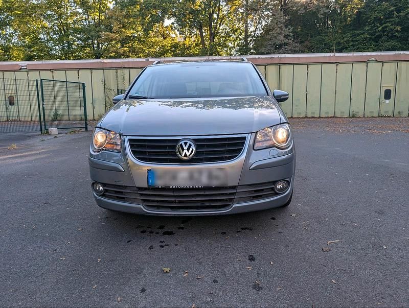 Grau Gebraucht 2009 VW Touran Van / Kleinbus | 6.200 € (Teuer) - Bild 1/4