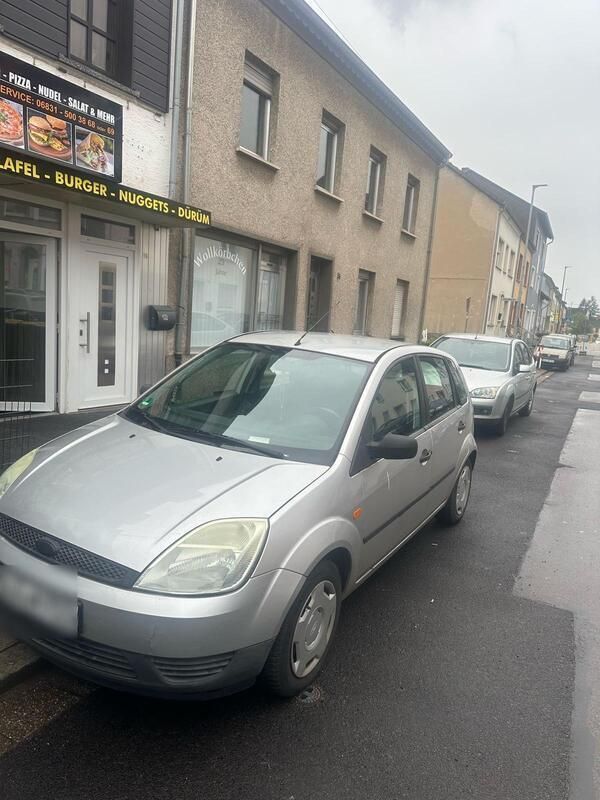 Grau Gebraucht 2004 Ford Fiesta Kleinwagen | 1.000 € (Fairer Preis) - Bild 1/4