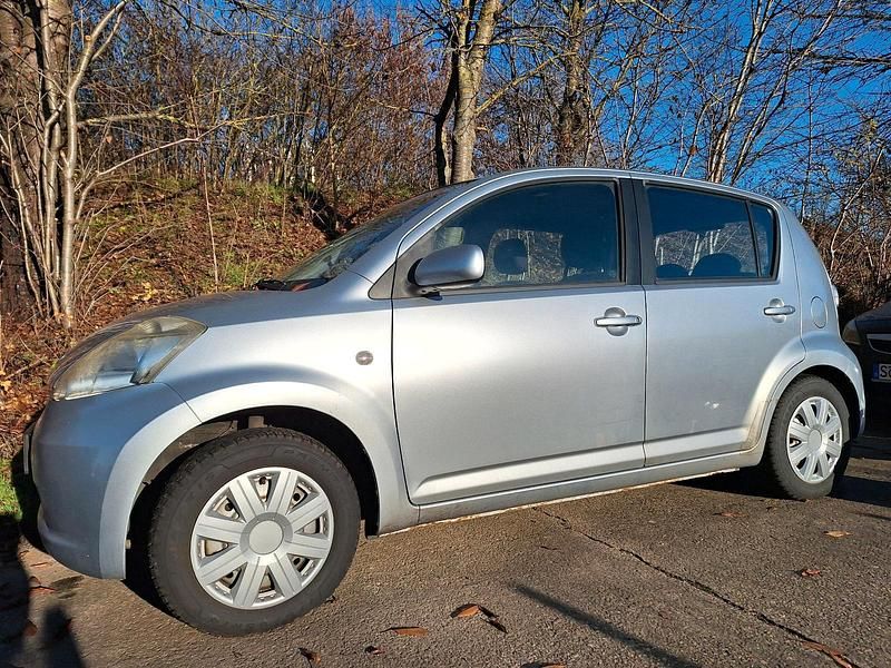 Gebraucht Daihatsu Sirion 87 PS (63 kW) 2007 Silber Kleinwagen