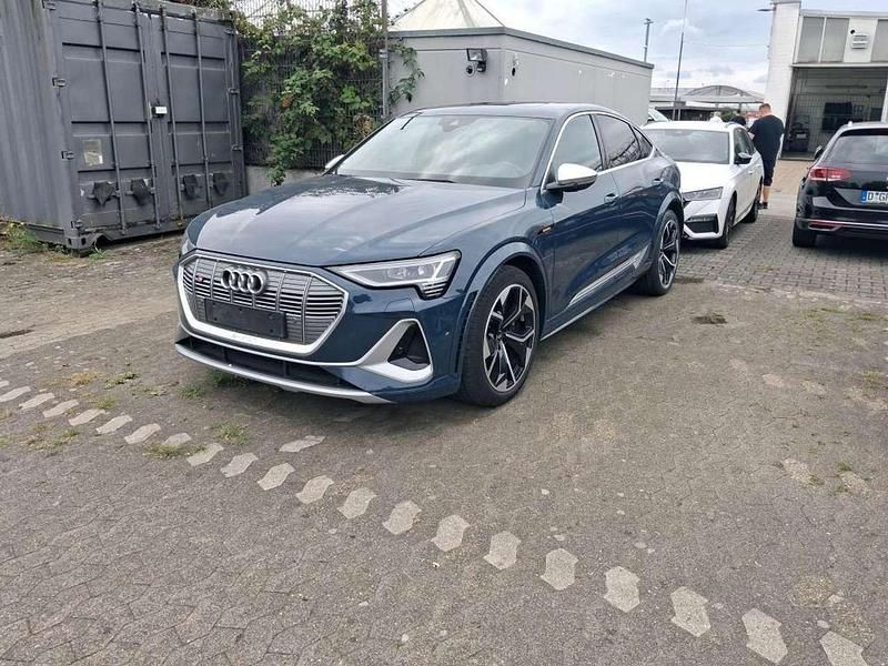 Plasmablau metallic Gebraucht 2022 Audi e-tron Sportback Ambiente SUV | 39.895 € (Superpreis) - Bild 1/2