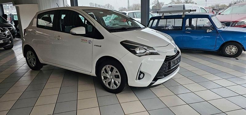 Weiß Gebraucht 2020 Toyota Yaris Hybrid Business Edition Kleinwagen | 12.750 € (Fairer Preis) - Bild 1/4