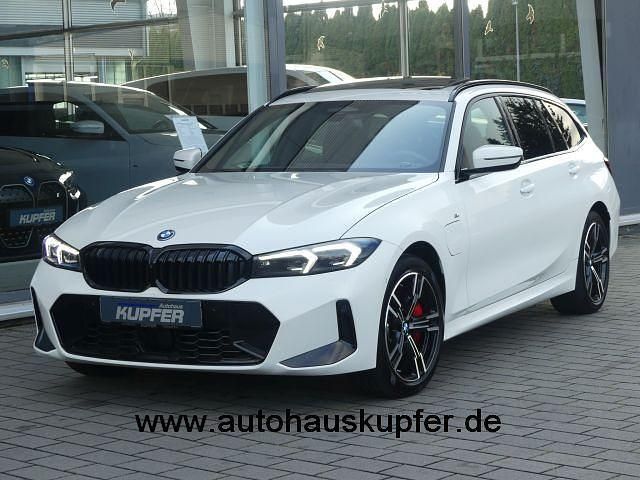 Alpinweiã 3 Gebraucht 2024 BMW 330e Performance Kombi | 51.200 € (Teuer) - Bild 1/4
