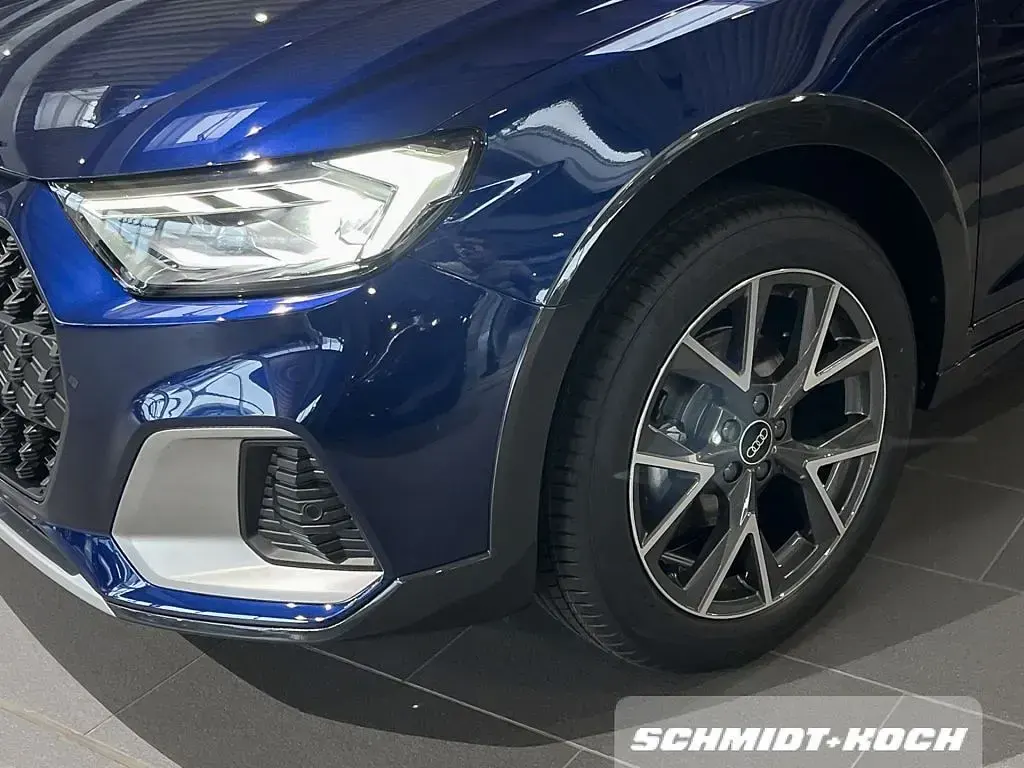 Neu Audi A1 Basis 116 PS (85 kW) 2026 Navarrablau metallic SUV