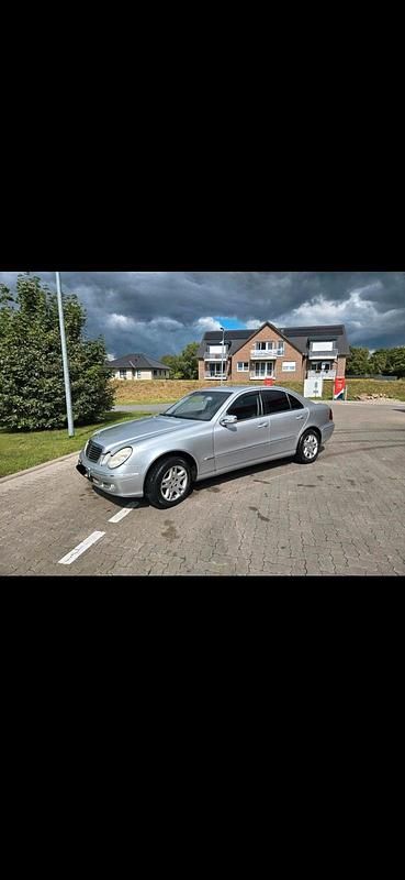 Grau Gebraucht 2003 Mercedes E220 Limousine | 1.900 € (Superpreis) - Bild 1/4