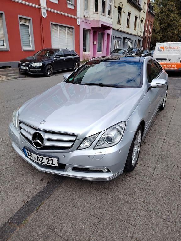 Silber Gebraucht 2009 Mercedes E250 Avantgarde Coupé | 9.490 € (Guter Preis) - Bild 1/4